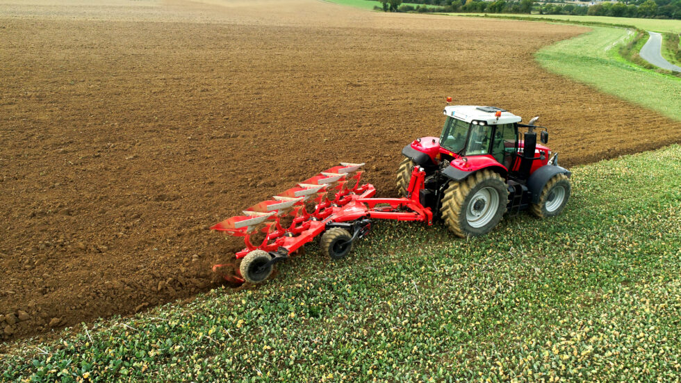 Aratro al lavoro per la preparazione del terreno
