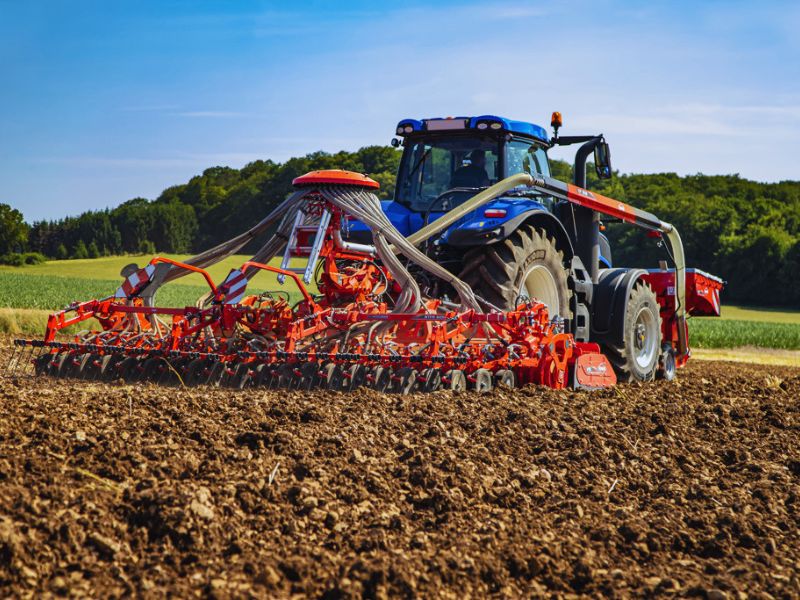 SEMINATRICE KUHN AL LAVORO IN CAMPO