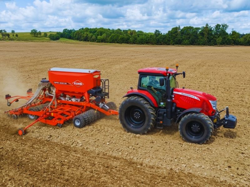 SEMINATRICE KUHN AL LAVORO IN CAMPO