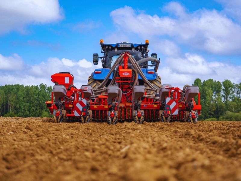 SEMINATRICE KUHN AL LAVORO IN CAMPO