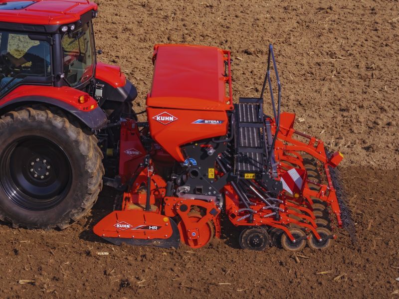 SEMINATRICE KUHN AL LAVORO IN CAMPO