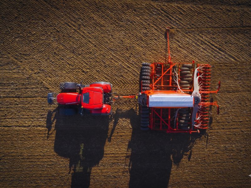 SEMINATRICE KUHN AL LAVORO IN CAMPO