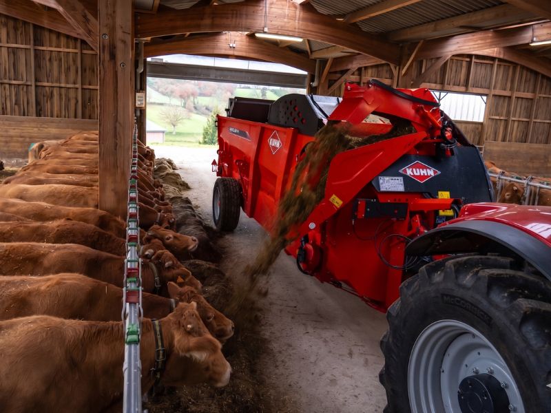 SEMINATRICE KUHN AL LAVORO IN CAMPO