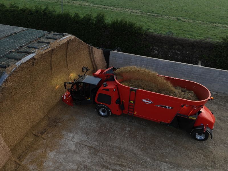SEMINATRICE KUHN AL LAVORO IN CAMPO