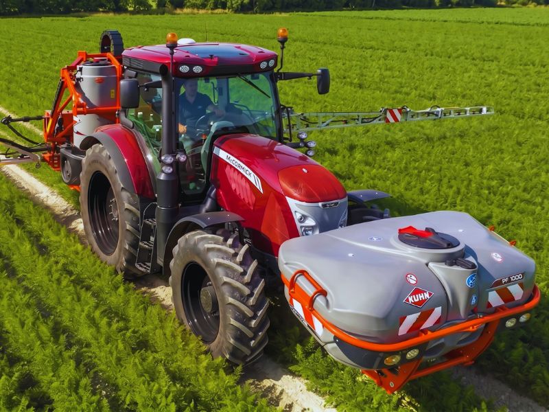 SEMINATRICE KUHN AL LAVORO IN CAMPO
