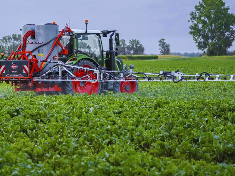 SEMINATRICE KUHN AL LAVORO IN CAMPO